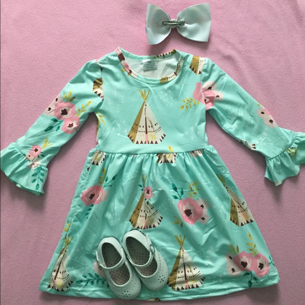 1 left!! Floral Mint Teepee Long Sleeved dress 💕